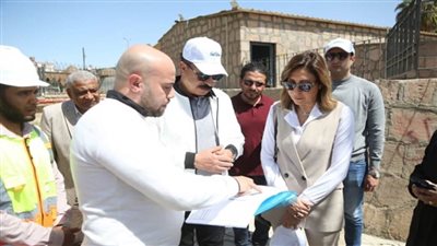 وزيرة الثقافة تتفقد مسرح فوزي فوزي بأسوان وتوجه باستحداث منافذ بيع للكتب واستغلال الفراغات (صور)