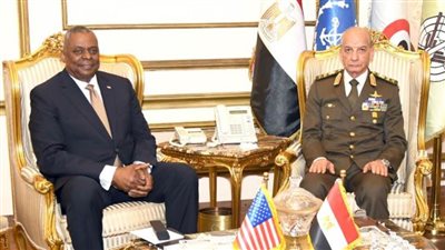 وزير الدفاع يلتقي نظيره الأمريكي لبحث التعاون العسكري والتدريبات المشتركة