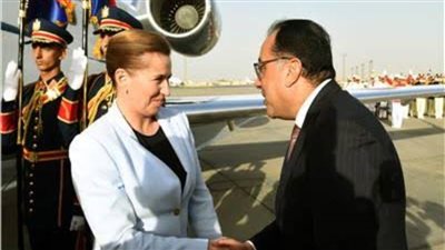 مدبولي يستقبل رئيسة وزراء الدنمارك في مطار القاهرة