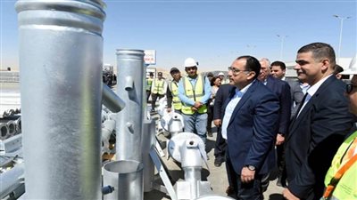 رئيس الوزراء يتفقد مصنع 