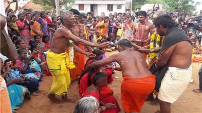 تحطيم جوز الهند على جماجم الناس الأبرز.. أغرب العادات والتقاليد 