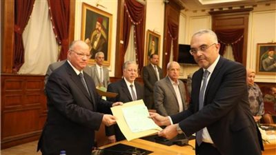 محافظ القاهرة يسلم 15 عقدًا موثقًا لمصانع وورش «شق الثعبان» 