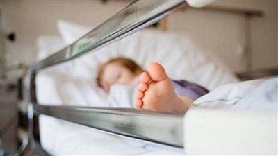 السويس .. وفاة طفلة وإصابة والدها بنزلة معوية بعد تناول طعام غير صالح