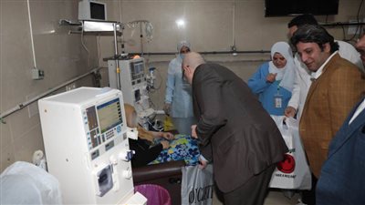 محافظ بني سويف يوزع هدايا على المريضات بالتأمين الصحي بمناسبة عيد الأم