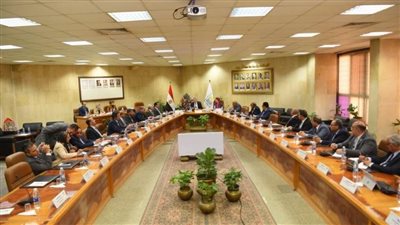 وزير التعليم العالي يستعرض تقريرًا عن الاجتماع الدوري للمجلس الأعلى لشئون خدمة المجتمع وتنمية البيئة بمقر جامعة أسيوط