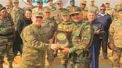 القوات المسلحة تنظم زيارة للملحقين العسكريين إلى قيادة قواتي المظلات والصاعقة (صور)