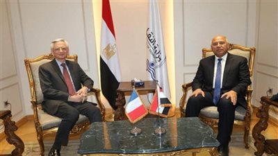 وزير النقل يبحث مع السفير الفرنسي تمويل أعمال الوحدات المتحركة للخط السادس للمترو (صور)