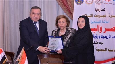 تكريم بشرى الإرياني بدرع الإخوة المصري اليمني من كبار الشخصيات المصرية (صور)