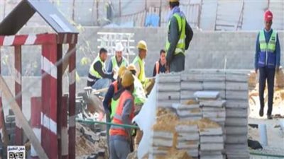 تفاصيل حياة عمال تطوير سور مجرى العيون في رمضان 