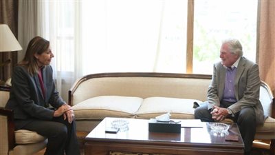 وزيرة الثقافة تلتقي الفنان حسين فهمي لبحث ترتيبات الدورة 45 لمهرجان القاهرة السينمائي الدولي 