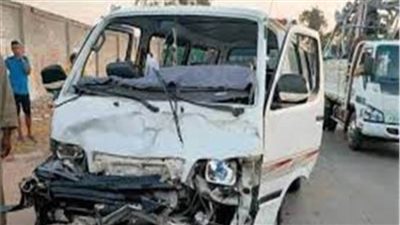 إصابة 8 أشخاص إثر انقلاب تصادم ميكروباص برصيف في الجيزة