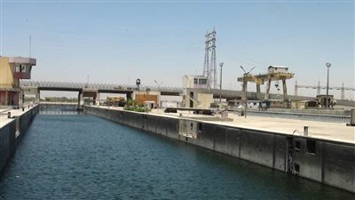 وزير الري يتابع أعمال صيانة الهويس الإضافي بقناطر إسنا الجديدة