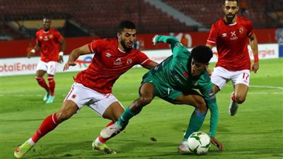 الأهلي يخرج بتعادل سلبي في الشوط الأول أمام الرجاء المغربي