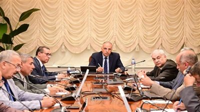 وزير الري يبحث إجراءات تطوير ومتابعة عمليات قياس مناسيب وتصرفات المياه بالترع والمصارف (صور)