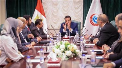 وزير الصحة يستقبل وفدًا من المجلس العماني للاختصاصات الطبية 