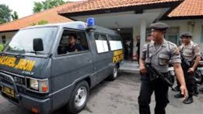 اعتقال 3 سائحين روس لارتدائهم ملابس مخالفة داخل معبد بإندونيسيا