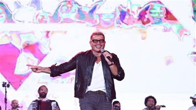 بالصور.. عمرو دياب يشعل الجامعة الأمريكية بساعتين من السعادة المتواصلة 