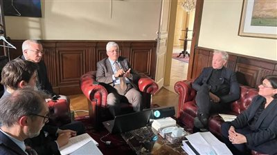 أيمن عاشور يعقد اجتماعًا مع الشركة المُنفذة لمشروع بناء 