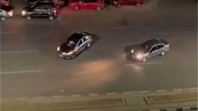 القبض على المتهمين بأداء حركات استعراضية بسياراتهم في النزهة