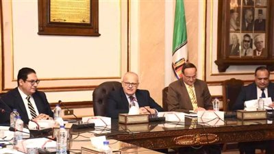 الخشت يرأس اجتماع مجلس إدارة مركز اللغات بجامعة القاهرة لمناقشة أنشطته وبرامجه التدريبية