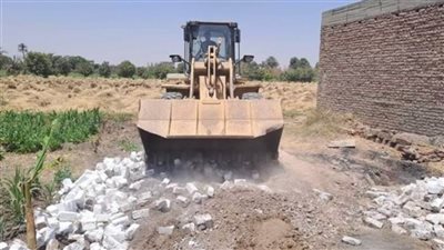 إزالة 4 حالات تعد على الأراضي الزراعية بمركز أرمنت في الأقصر 