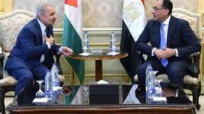 مدبولي يستقبل رئيس الوزراء الفلسطيني في مطار القاهرة