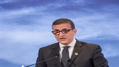 سفير مصر في بريطانيا يلقي كلمة خلال 