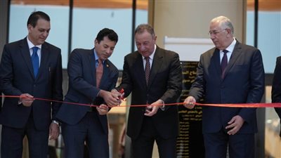 الخطيب وصبحي يقصان شريط افتتاح فرع الأهلي بالقاهرة الجديدة 