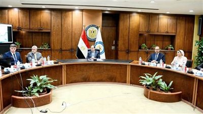 وزير البترول يسلم الرخصة الثانية لمزاولة تموين السفن بالوقود بالموانئ المصرية