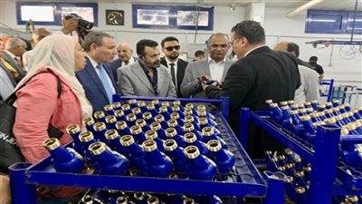 نائب وزير الإسكان يزور المنطقة الصناعية بالقاهرة الجديدة ويتفقد أحد مصانع إنتاج العدادات (صور)