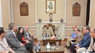  وزير قطاع الأعمال يبدأ جولة ميدانية داخل 