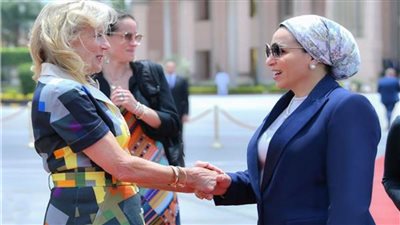 قرينة رئيس الجمهورية تودع جيل بايدن بعد انتهاء زيارتها لمصر