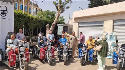 محافظ الجيزة يسلم 18 موتوسيكلا و39 كرسيا كهربائيا لذوي الهمم