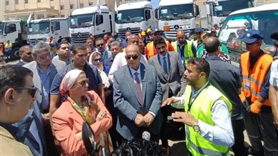 وزيرة البيئة ومحافظ الإسكندرية يشهدان اصطفاف معدات النظافة