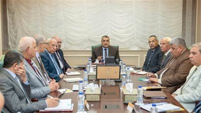وزير الإنتاج الحربي يعقد أول اجتماع رسمي بمقر الوزارة بالعاصمة الإدارية الجديدة لمتابعة سير العمل