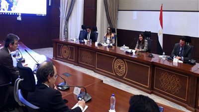 مسئولو مجلس الوزراء يلتقون وفد وزارة الخزانة الأمريكية (صور)