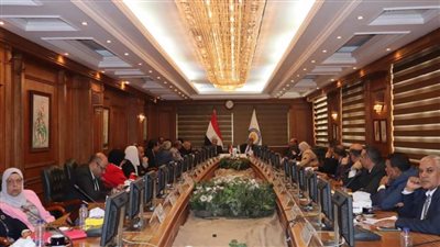 وزير التعليم العالي يستعرض تقريرًا عن اجتماع المجلس الأعلى لشئون خدمة المجتمع وتنمية البيئة