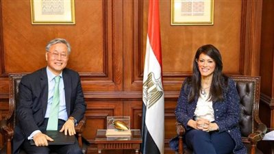 التعاون الدولي والسفارة الكورية توقعان اتفاق تمويل تنموي بقيمة 460 مليون دولار لتوريد 40 وحدة قطار للخطين الثاني والثالث للمترو 