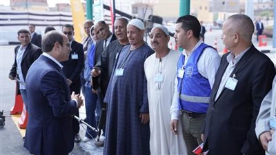 الرئيس السيسي يدير حوارًا مع حشد من المواطنين بقرية الأبعادية