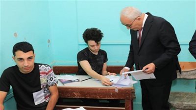 وزير التعليم ومحافظ كفر الشيخ يستكملان تفقد لجان امتحانات الثانوية العامة بلجنة الحامول الثانوية بنين (صور)