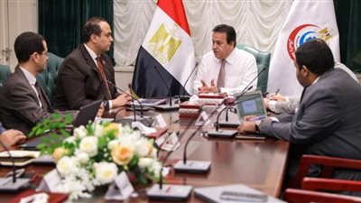 وزير الصحة يعقد اجتماعًا لمتابعة الموقف التنفيذي لتشغيل الوحدات الصحية بمشروع «حياة كريمة»