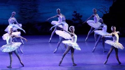 باليه الاوبرا يروي قصة البجعات المسحورات علي المسرح الكبير