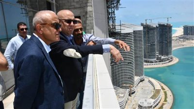 وزير الإسكان يتابع مشروعات مدينة العلمين الجديدة من الطابق الـ42 بأحد أبراج المنطقة الشاطئية