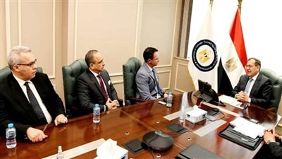 الملا يلتقي رئيس شركة هاليبرتون لبحث سبل تعزيز التعاون (صور)