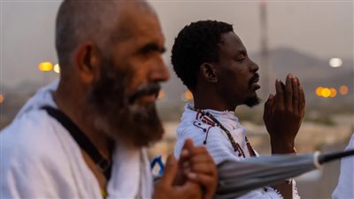 بأكف مرفوعة وعيون دامعة، جموع الحجاج يودعون مشعر عرفات