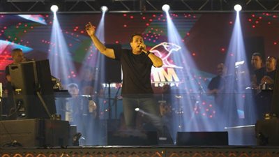 بالصور.. حكيم يتألق مع جمهوره فى حفل كامل العدد بالساحل الشمالي