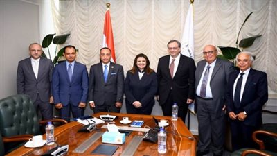 وزيرة الهجرة تبحث مع 