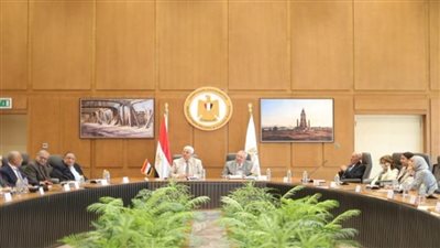 وزير التعليم العالي يعقد اجتماعًا مع مستشاريه بالجامعات الخاصة والأهلية وأفرع الجامعات الأجنبية (صور)