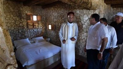 رئيس الوزراء يتفقد أحد المنتجعات السياحية البيئية الشهيرة بسيوة