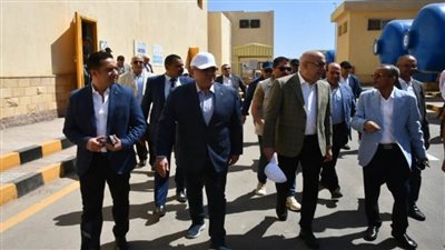 وزير الإسكان ومحافظ البحر الأحمر يتفقدان محطة تحلية 